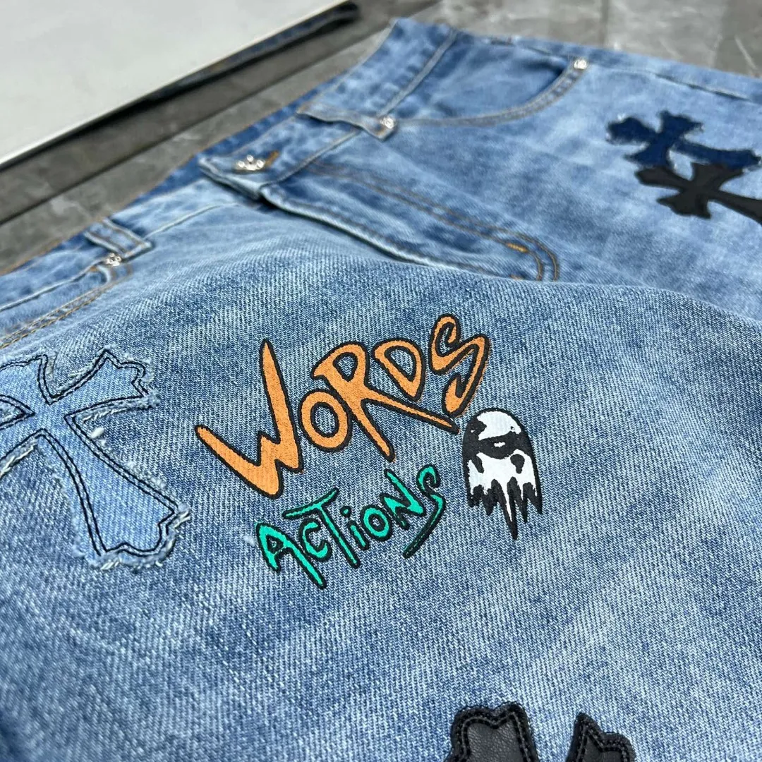 P296 Chrome Hearts🌸Jeans series🌸 🌈Classic version series🌈Cross leather mark silver washed style Exclusive custom weaving and dyeing 100% pure cotton high weight denim fabric High-tech washing! After the pants are finished, do heavy enzyme stone washing and rinsing! ✨Heavy leather embroidery➕Heavy hand sewing, washing and polishing✨Original hardware mold opening! Carrying various craft elements, it is suitable for all kinds of outfits and can be worn in all seasons. 🌈Recommended color: fixed-dyed denim blue🌈Code numbers: S, M, L, XL